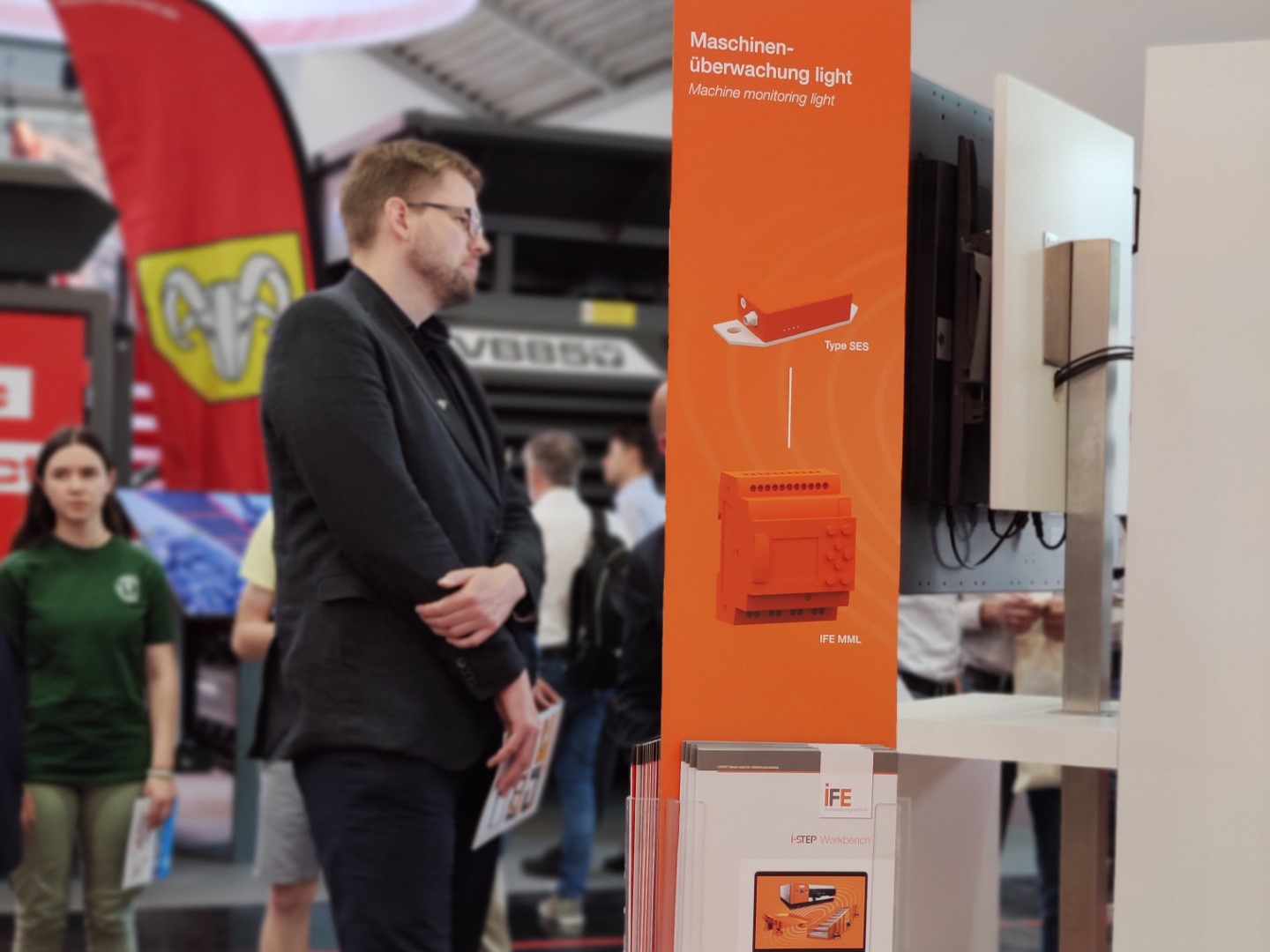 IFAT 2024 - Drehsäule i-STEP am IFE Messestand und Will van Wely.