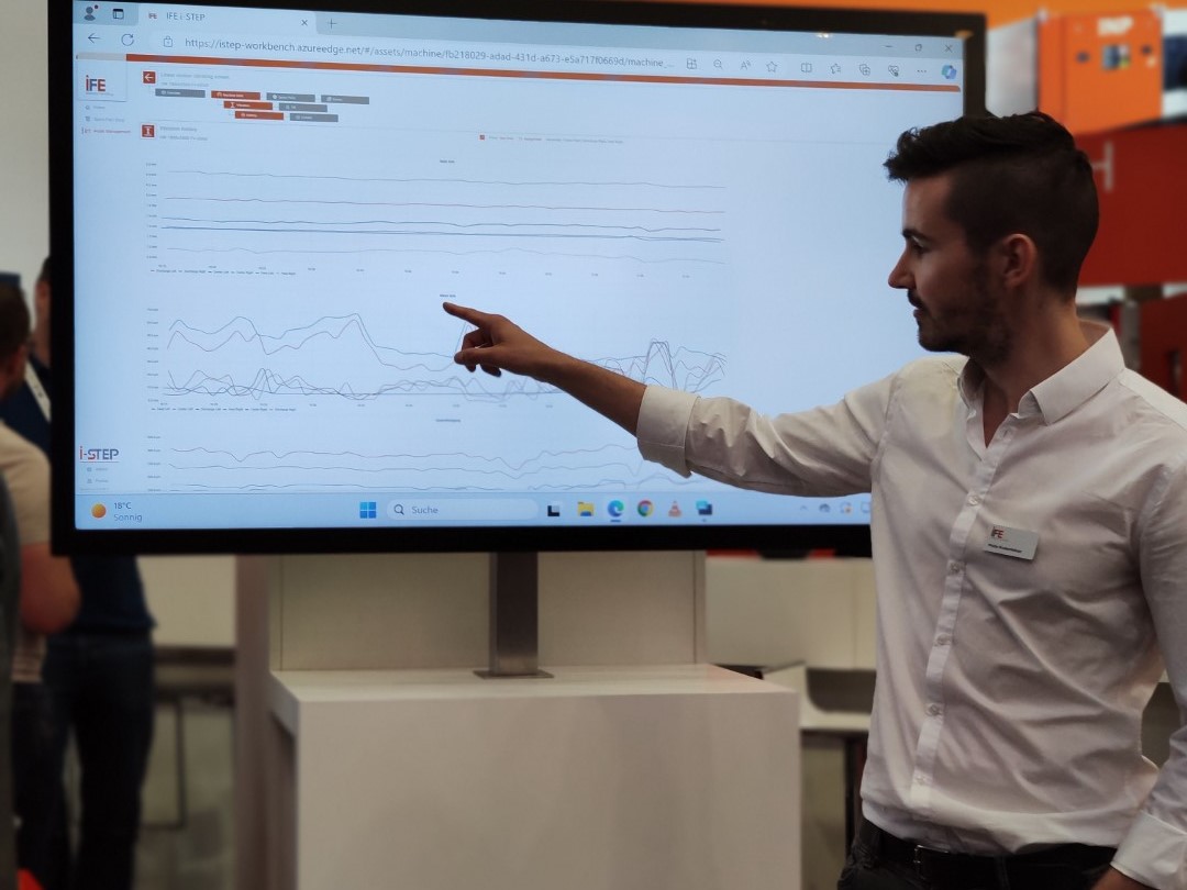 Philip Krukenfellner erklärt i-STEP am IFE Messestand auf der IFAT 2024.