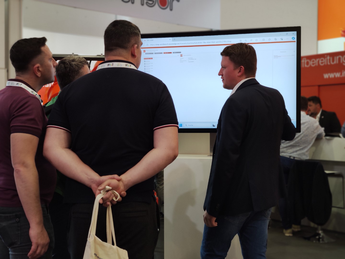 IFAT 2024 - i-STEP wird von Manuel Pechböck Besuchern erklärt.